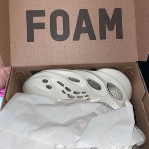 Yeezy FOAM RNNR - Sand Size 8 NWT